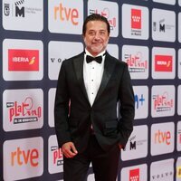 Enrique Arce en la alfombra roja de los Premios Platino 2021