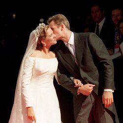 Iñaki Urdangarin besa a la Infanta Cristina en su boda