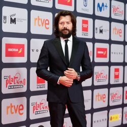 Álvaro Morte en la alfombra roja de los Premios Platino 2021