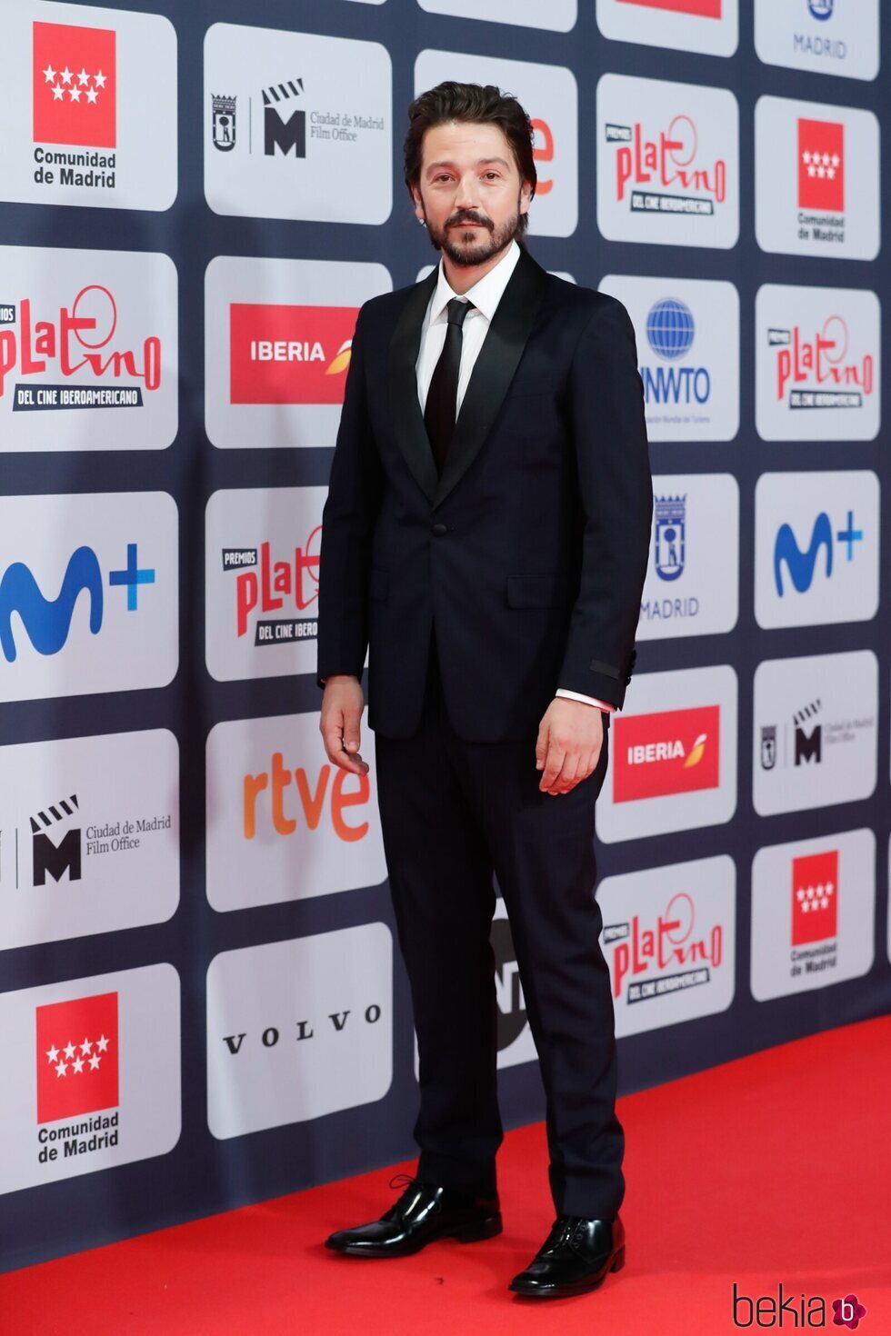 Diego Luna en la alfombra roja de los Premios Platino 2021