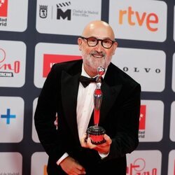 Javier Cámara con su galardón en los Premios Platino 2021