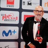 Javier Cámara con su galardón en los Premios Platino 2021