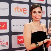Loreto Mauleón con su galardón en los Premios Platino 2021