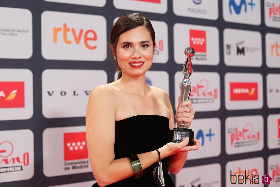 Loreto Mauleón con su galardón en los Premios Platino 2021