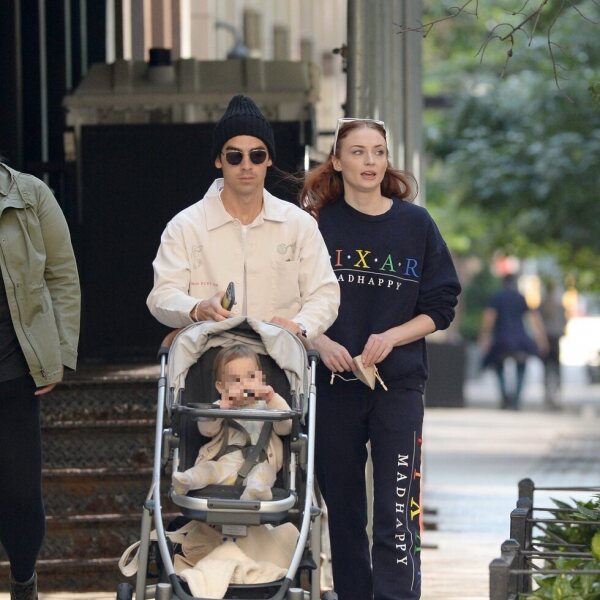 Joe Jonas y Sophie Turner de paseo por Nueva York con su hija Willa - Joe Jonas y Sophie Turner: su historia de amor en imágenes - Foto en Bekia Actualidad