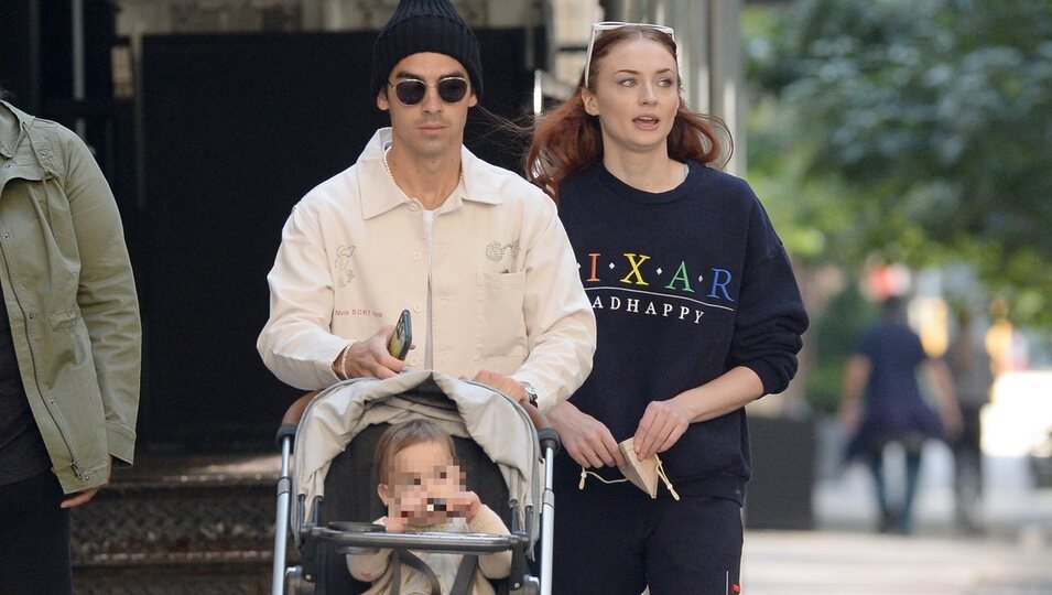 Joe Jonas y Sophie Turner de paseo por Nueva York con su hija Willa