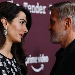 Amal y George Clooney mirándose en la premiere de The Tender Bar' en Los Ángeles