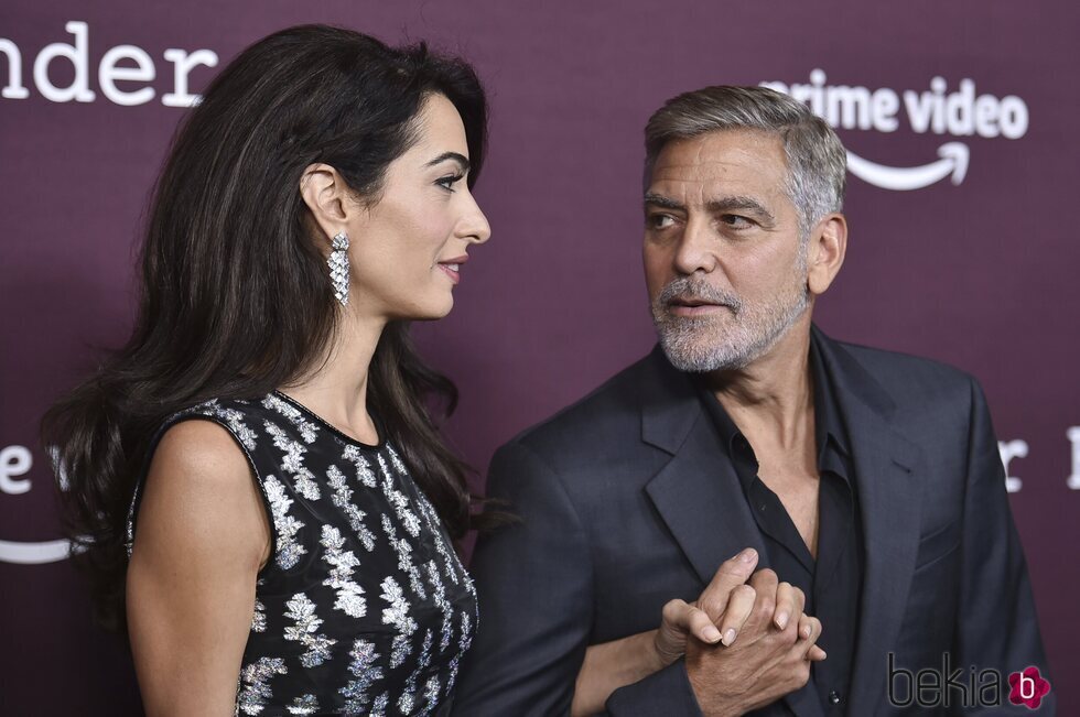 Amal y George Clooney agarrados de la mano en la premiere de The Tender Bar' en Los Ángeles