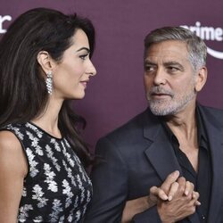 Amal y George Clooney agarrados de la mano en la premiere de The Tender Bar' en Los Ángeles