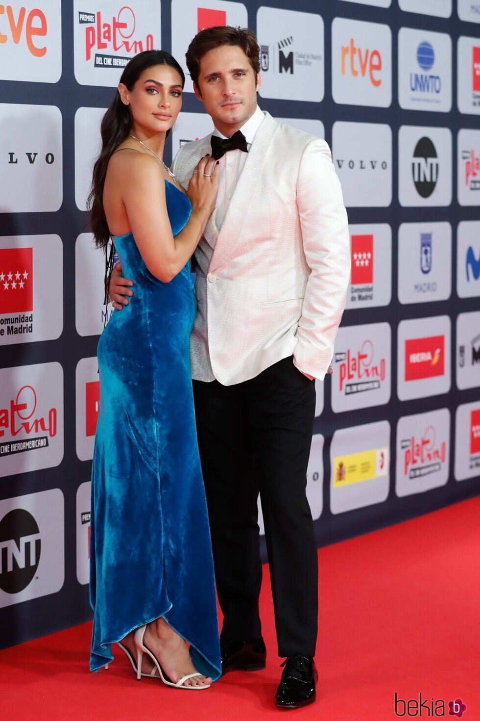 Renata Notni y Diego Boneta en la alfombra roja de los Premios Platino 2021