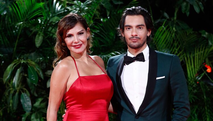 Ivonne Reyes y su hijo Alejandro en la fiesta de los Premios Platino 2021
