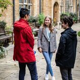 Isabel de Bélgica habla con dos chicos en el Lincoln College Oxford