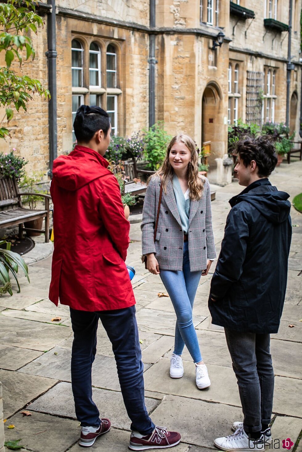 Isabel de Bélgica habla con dos chicos en el Lincoln College Oxford