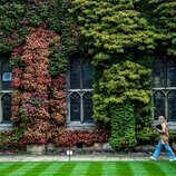 Isabel de Bélgica caminando por el Lincoln College Oxford