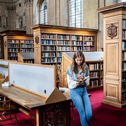 Isabel de Bélgica en la biblioteca del Lincoln College Oxford