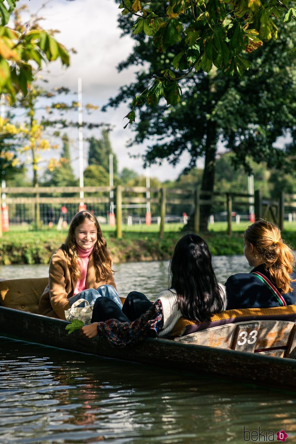 Isabel de Bélgica recorre los canales de Oxford con dos amigas