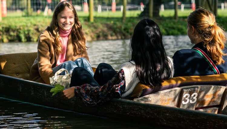 Isabel de Bélgica recorre los canales de Oxford con dos amigas