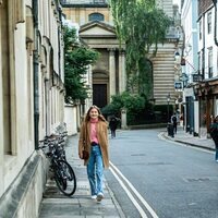 Isabel de Bélgica dando un paseo por Oxford, donde estudia en la universidad