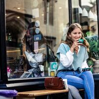 Isabel de Bélgica tomando un café en Oxford, donde estudia en la universidad