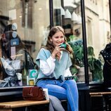 Isabel de Bélgica tomando un café en Oxford, donde estudia en la universidad