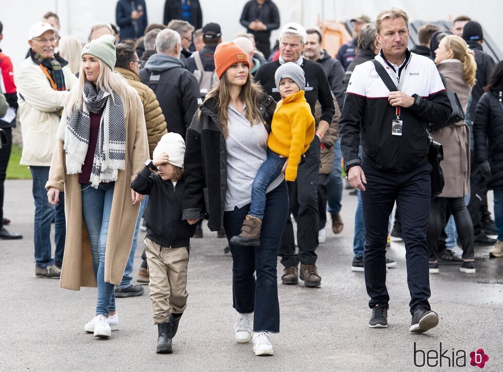 Sofia de Suecia y sus hijos Alejandro y Gabriel de Suecia en la Porsche Carrera Cup Scandinavia 2021