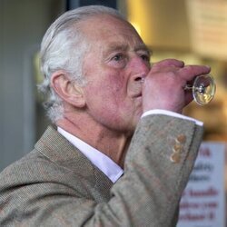 El Príncipe Carlos bebiendo whisky en Escocia
