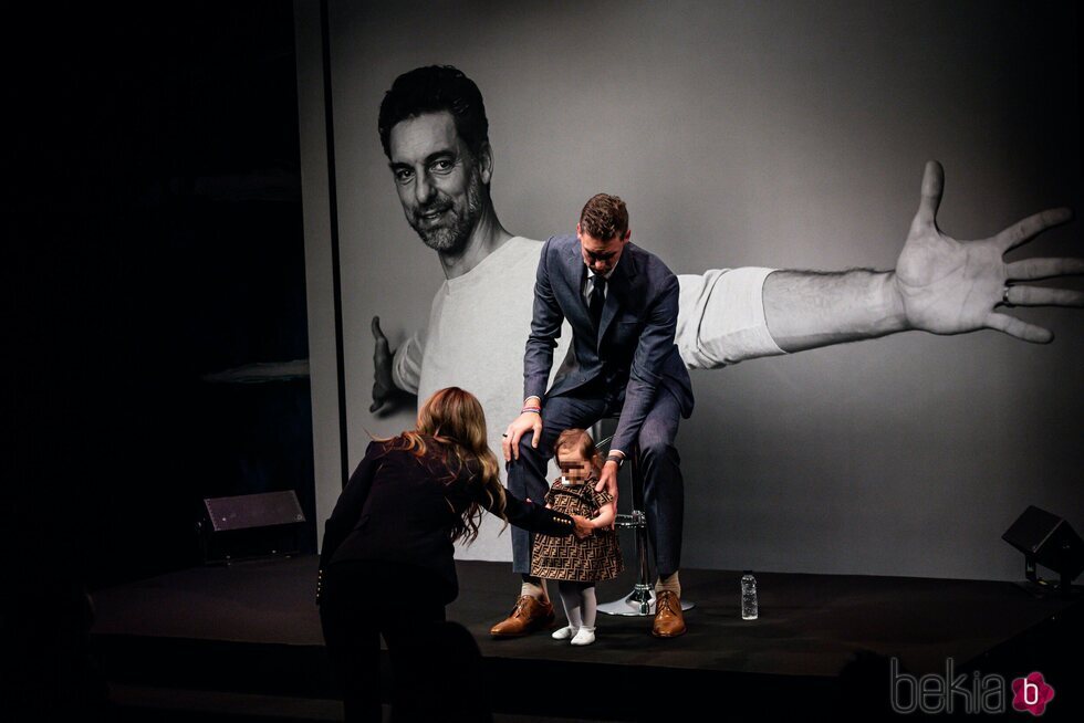 Pau Gasol con su mujer y su hija Ellie en el anuncio de su retirada