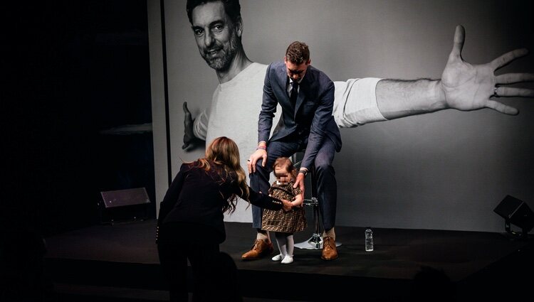 Pau Gasol con su mujer y su hija Ellie en el anuncio de su retirada