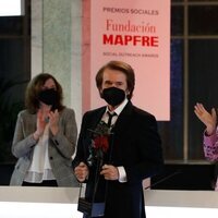 La Reina Sofía tras galardonar a Raphael en los Premios Sociales Fundación MAPFRE 2020