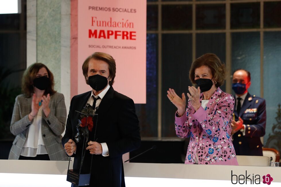 La Reina Sofía tras galardonar a Raphael en los Premios Sociales Fundación MAPFRE 2020