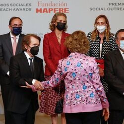 La Reina Sofía y Raphael, muy cómplices en presencia de la Infanta Elena en la entrega de los Premios Sociales Fundación MAPFRE 2020