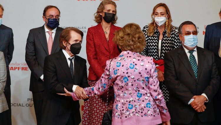 La Reina Sofía y Raphael, muy cómplices en presencia de la Infanta Elena en la entrega de los Premios Sociales Fundación MAPFRE 2020