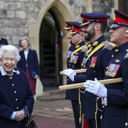 La Reina Isabel con el Regimiento Real de Artillería Canadiense en Windsor Castle