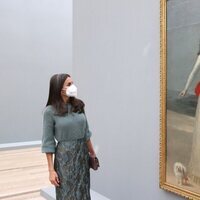 La Reina Letizia ante el retrato de 'La duquesa de Alba de blanco' en la exposición 'Goya' en Basilea