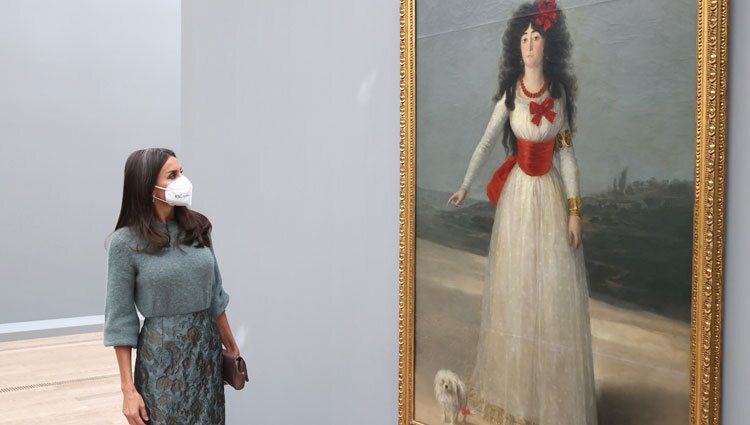 La Reina Letizia ante el retrato de 'La duquesa de Alba de blanco' en la exposición 'Goya' en Basilea
