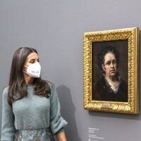 La Reina Letizia ante el autorretrato de Goya en la exposición 'Goya' en Basilea