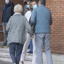 Iñaki Urdangarin y su madre Claire Lieabert saludan a Lucía Urdangarin en Vitoria