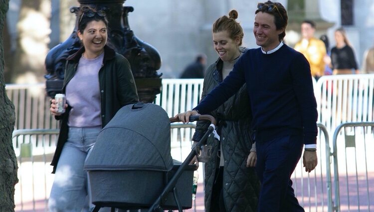 Beatriz de York y Edoardo Mapelli Mozzi paseando por primera vez con su hija Sienna por Londres