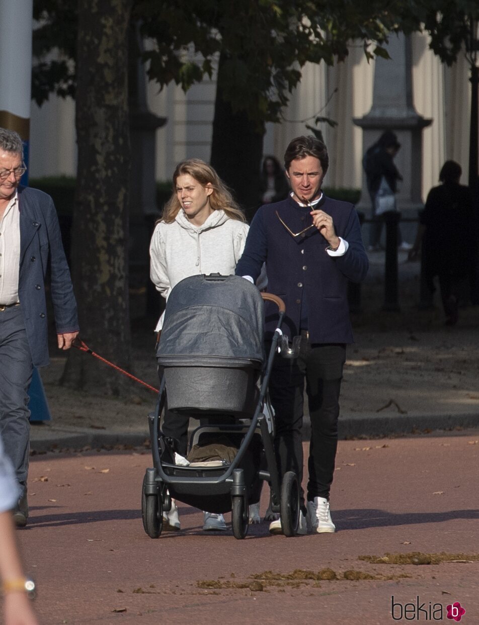 Beatriz de York y Edoardo Mapelli Mozzi en uno de sus primeros paseos con su hija Sienna Elizabeth