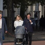 Beatriz de York y Edoardo Mapelli Mozzi en uno de sus primeros paseos con su hija Sienna Elizabeth