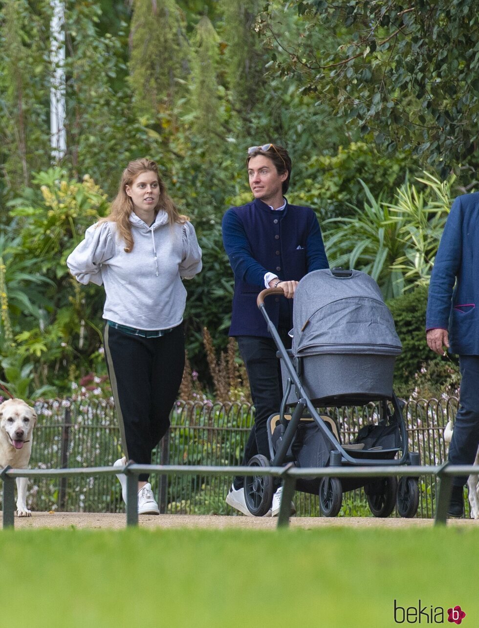 Beatriz de York y Edoardo Mapelli Mozzi con su hija Sienna en un parque de Londres