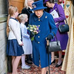 La Reina Isabel con bastón en un acto en la Abadía de Westminster