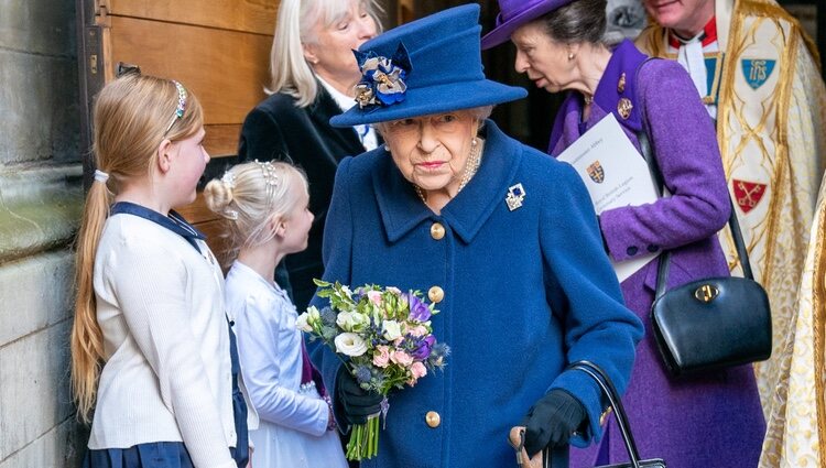 La Reina Isabel con bastón en un acto en la Abadía de Westminster