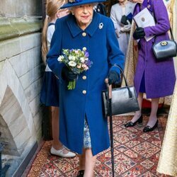 La Reina Isabel con bastón en el centenario de la Royal British Legion