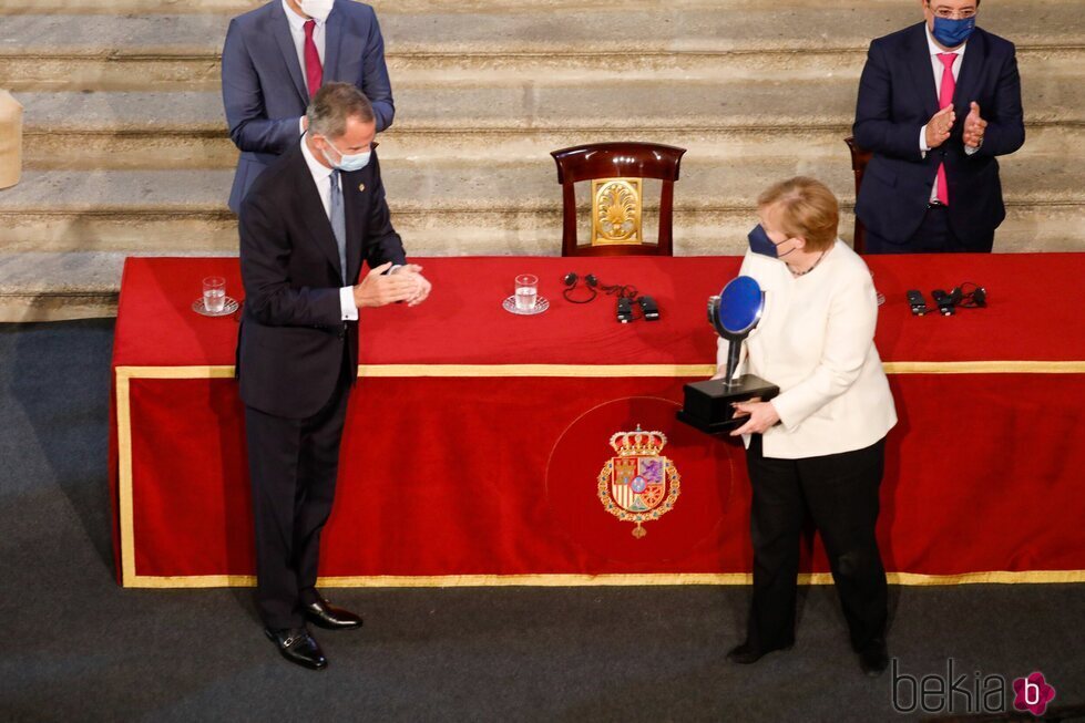 El Rey Felipe le hace entrega a Angela Merkel del Premio Europeo Carlos V en la XIV Edición celebrada en el Monasterio de Yuste
