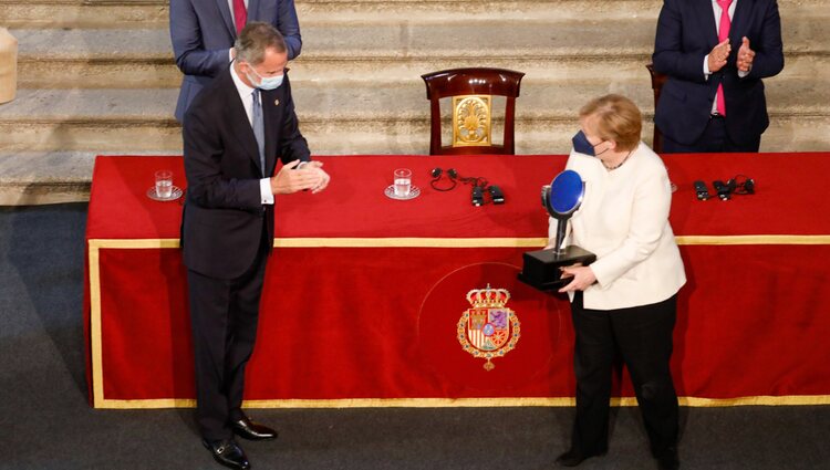 El Rey Felipe le hace entrega a Angela Merkel del Premio Europeo Carlos V en la XIV Edición celebrada en el Monasterio de Yuste