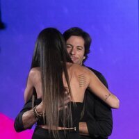 Cynthia Martínez y Canales Rivera se abrazan en la gala 5 de 'Secret Story'