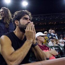 Juan Betancourt, muy nervioso ante las jugadas de su novia Paula Badosa en el torneo Indian Wells