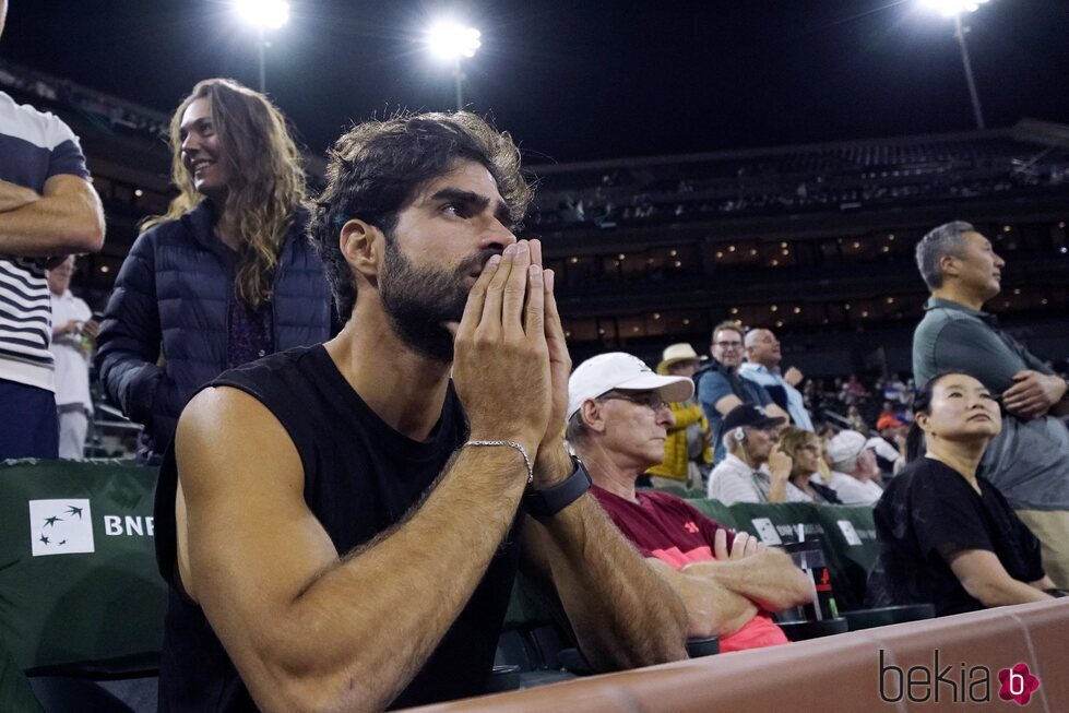 Juan Betancourt, muy nervioso ante las jugadas de su novia Paula Badosa en el torneo Indian Wells