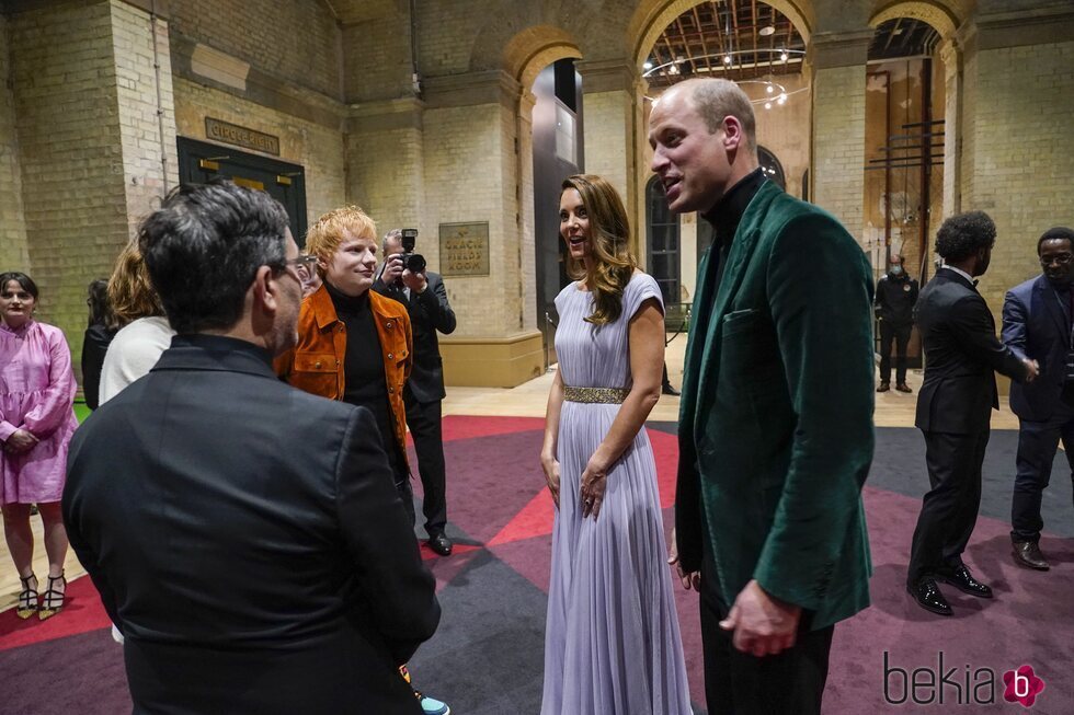 El Príncipe Guillermo y Kate Middleton hablando con Ed Sheeran en los Premios Earthshot 2021